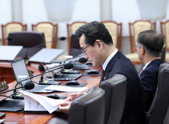 정황근 농림축산식품부 장관이 4일 서울 용산 대통령실 청사에서 열린 국무회의에서 자료를 검토하고 있다. <연합뉴스>